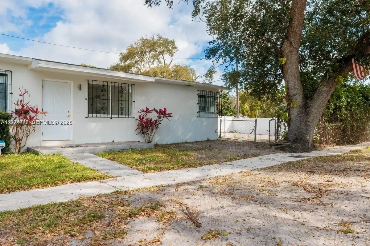 1301 NE 153rd St, North Miami Beach: photo 1 of 17