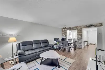 8405 NW 61st St #D207, Tamarac: photo 1 of 23