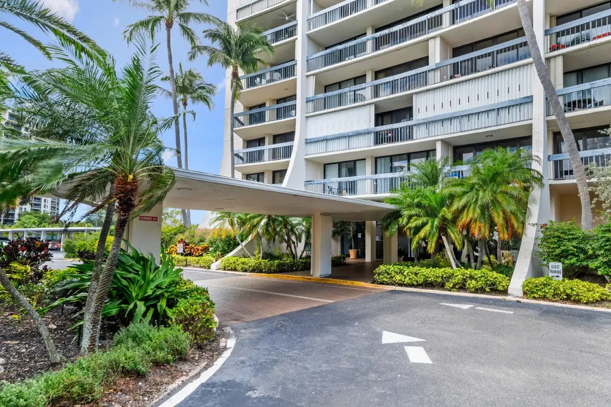 2400 Presidential Way #1006, West Palm Beach: photo 1 of 14