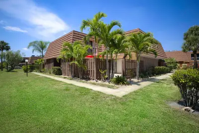 825 Center St #11c, Jupiter: photo 1 of 43