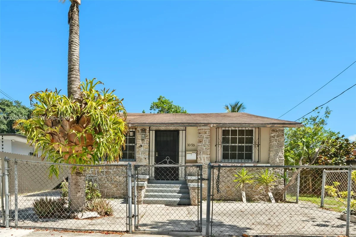 1053 NW 28th St, Miami: photo 1 of 25