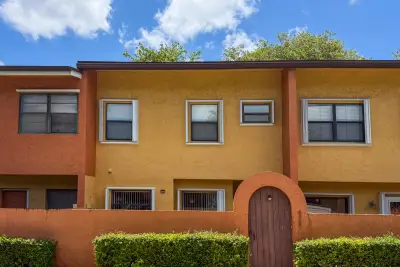 4567 NW 90th Ave, Sunrise: photo 1 of 27