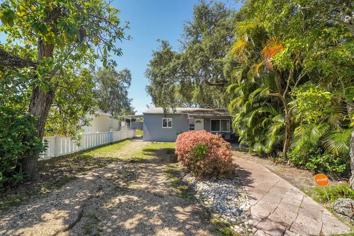 2620 Harding St, Hollywood: photo 1 of 27