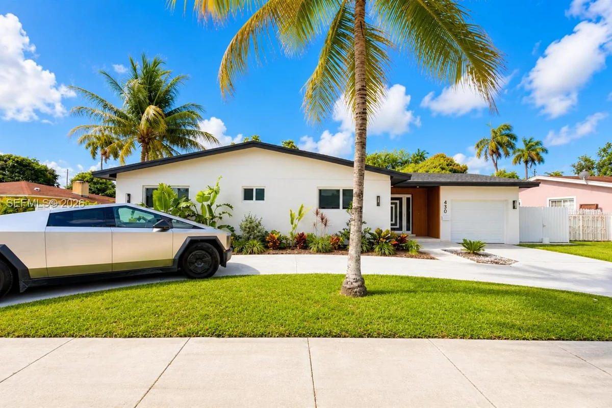 430 NE 145th St, Miami: photo 1 of 30