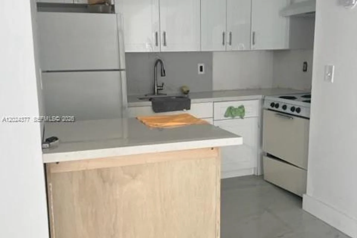 Condo in Miami: photo 1 of 5