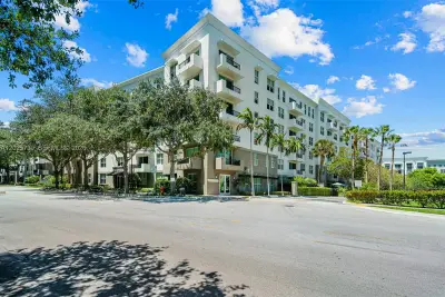 2421 NE 65th St #408, Fort Lauderdale: photo 1 of 33