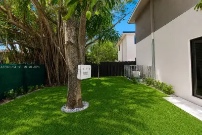 1836 NW 63rd St, Miami: photo 1 of 21