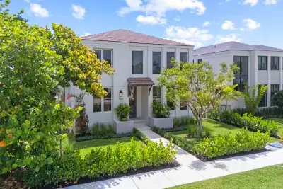 519 SE 4th Ave, Delray Beach: photo 1 of 49