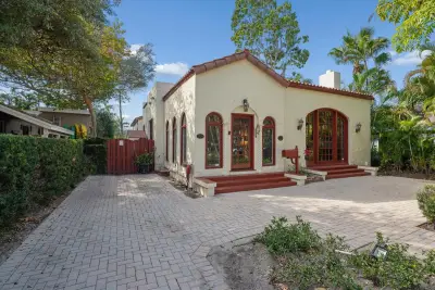 704 SE 8th St, Fort Lauderdale: photo 1 of 37