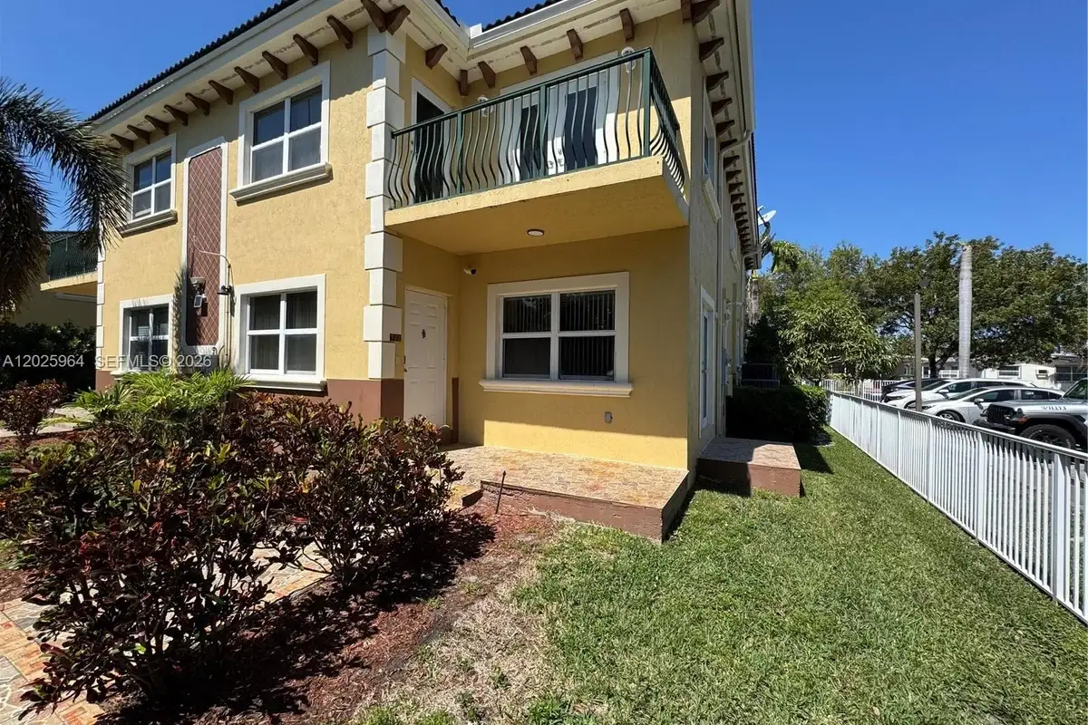 720 NE 4th Ct, Hallandale Beach: photo 1 of 11