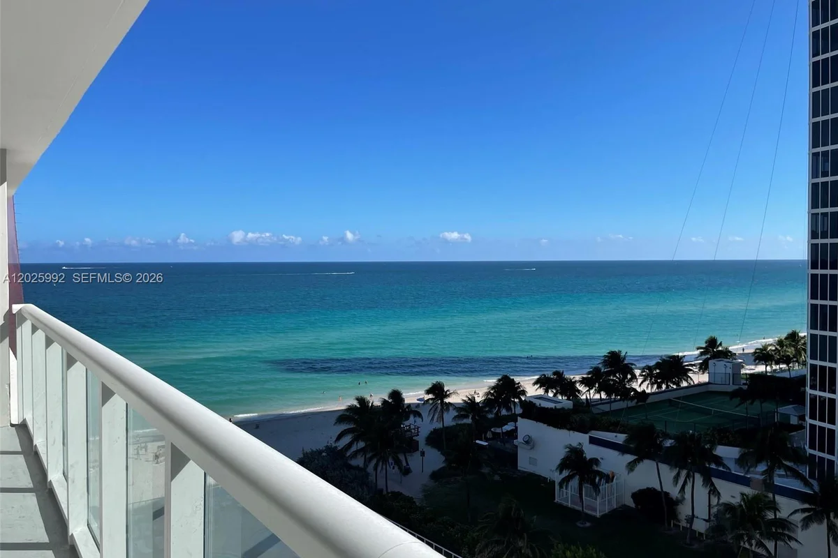Condo in Sunny Isles Beach: photo 1 of 4