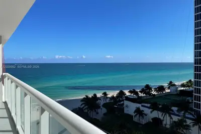 Condo in Sunny Isles Beach: photo 1 of 4