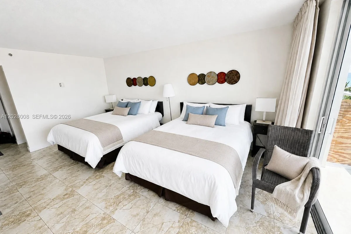 Condo in Sunny Isles Beach: photo 1 of 6