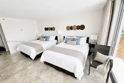 Condo in Sunny Isles Beach: photo 1 of 6
