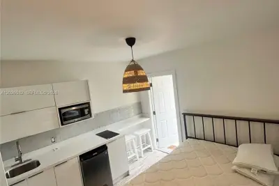 1845 NW 114th St, Miami: photo 1 of 4