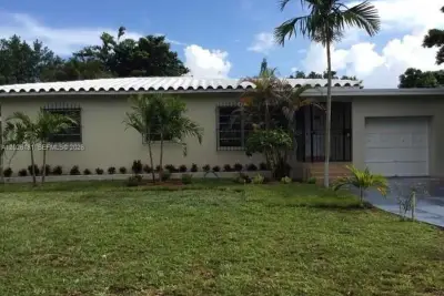730 NE 139 St, North Miami: photo 1 of 9
