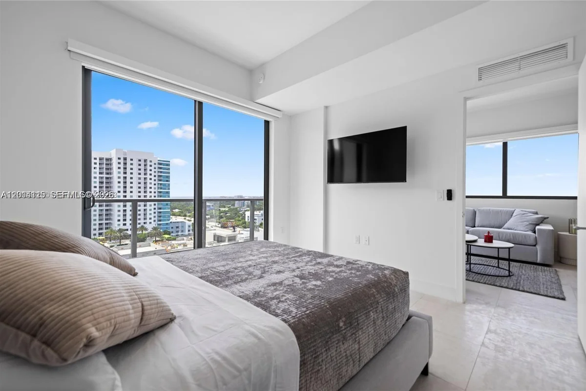239 SW 9th St #1502, Miami: photo 1 of 19