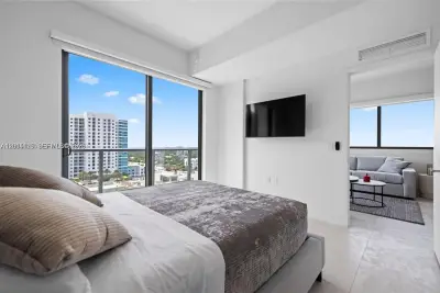 239 SW 9th St #1502, Miami: photo 1 of 19
