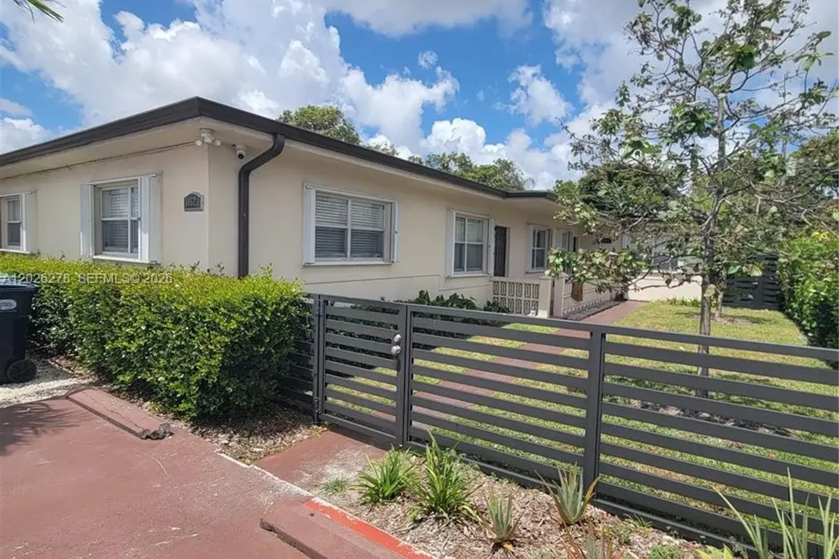 1052 SW 79th Ave, Miami: photo 1 of 22
