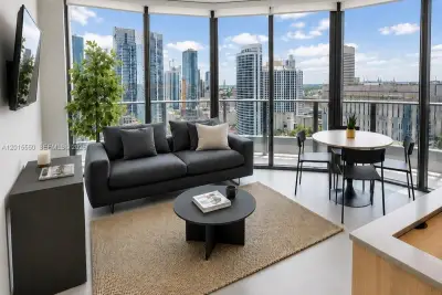 121 NE 5th St #2705, Miami: photo 1 of 16