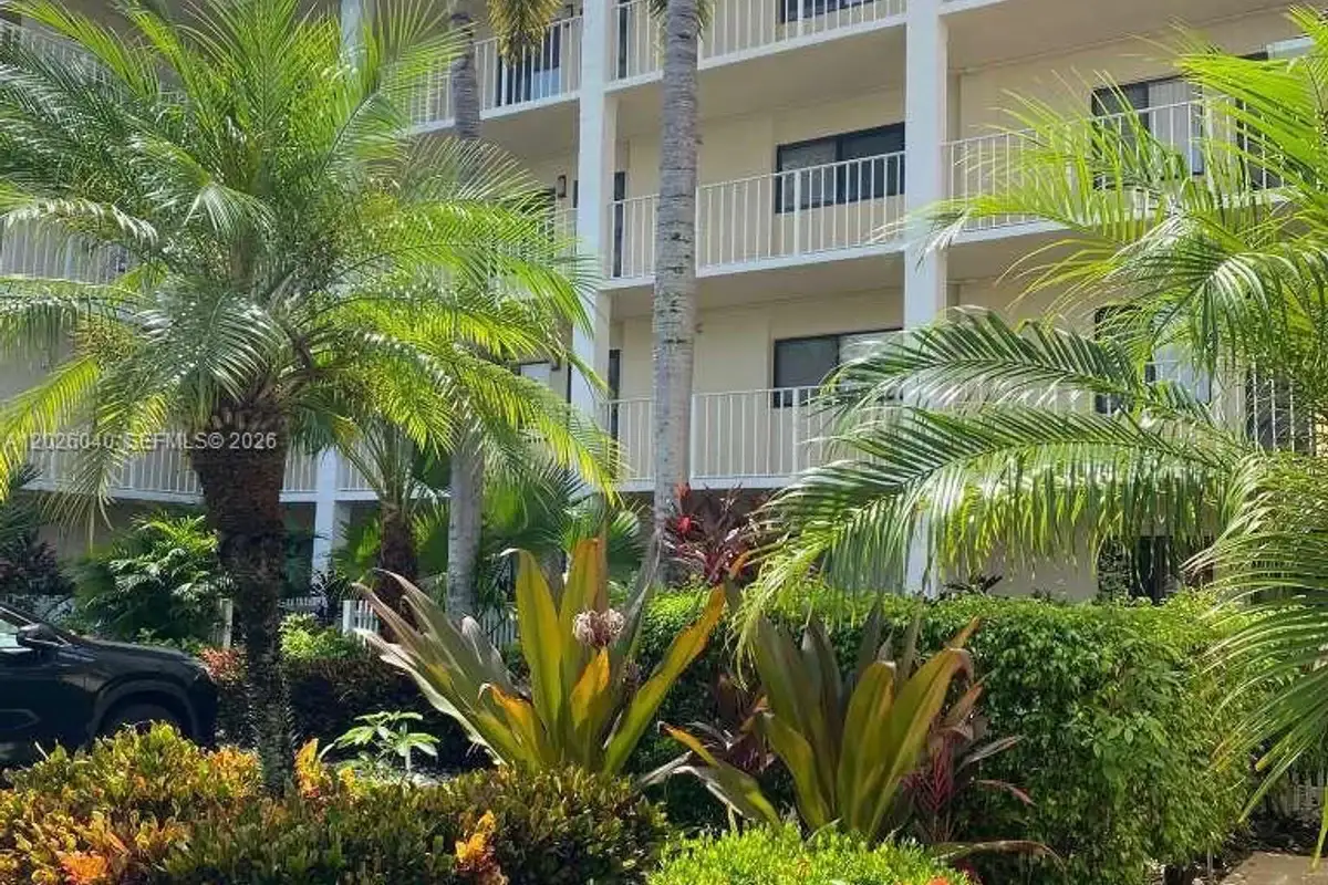 7350 Kinghurst Dr #305, Delray Beach: photo 1 of 30