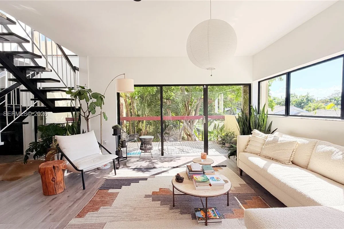 Condo in Miami: photo 1 of 34