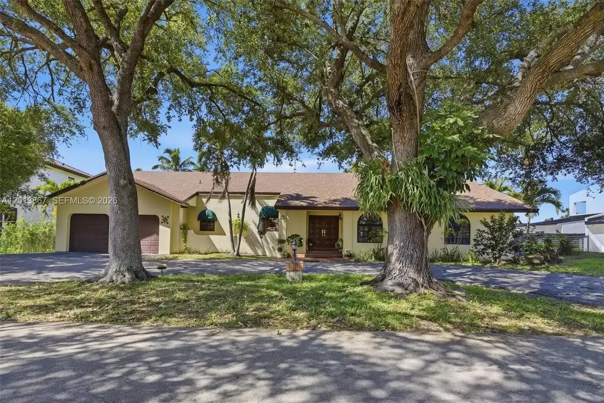 7200 N Oakmont Dr, Hialeah: photo 1 of 41