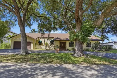 7200 N Oakmont Dr, Hialeah: photo 1 of 41