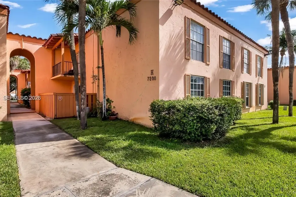 7200 Fairway Dr #H12, Miami Lakes: photo 1 of 25