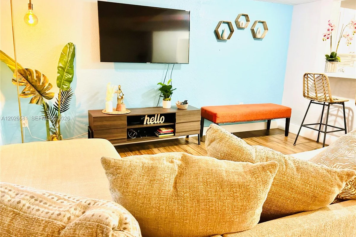 1011 NW 7th Ave, Miami: photo 1 of 12
