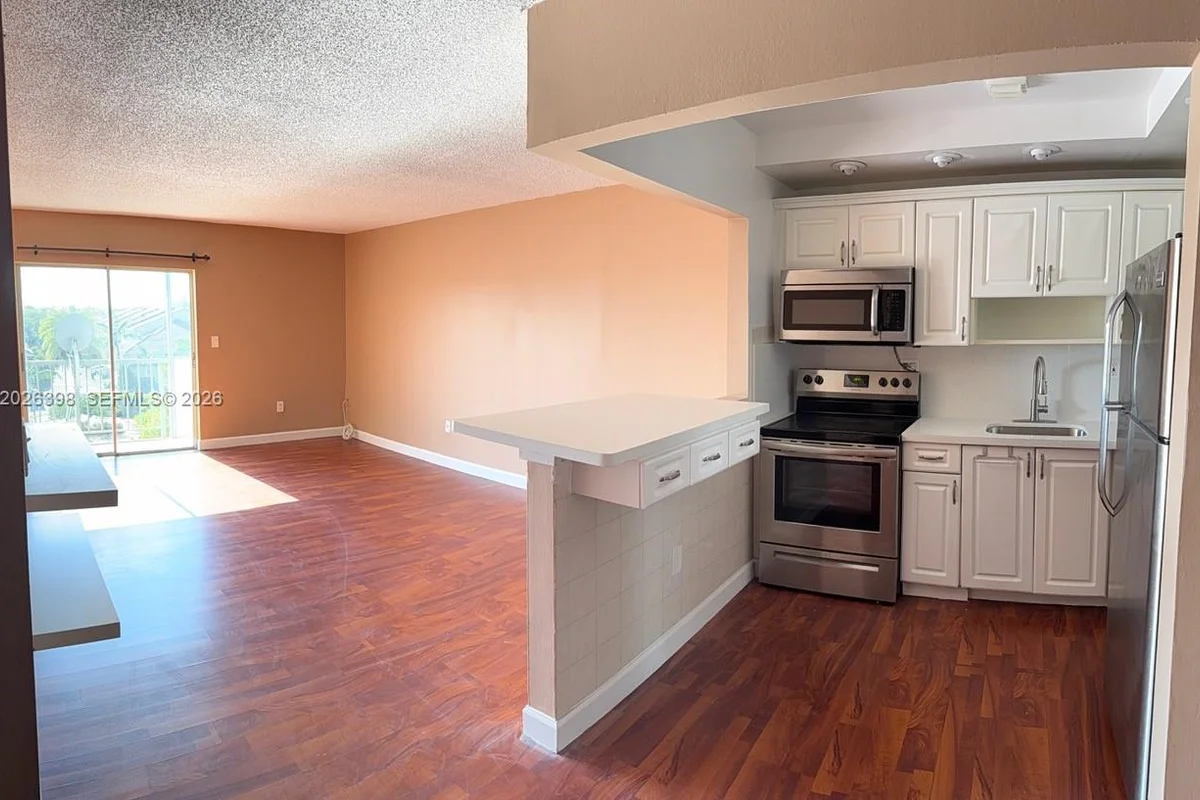 8950 NE 8th Ave #405, Miami: photo 1 of 9
