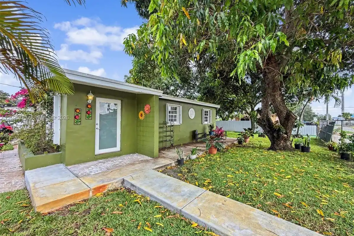 1901 NW 153rd St, Miami Gardens: photo 1 of 26