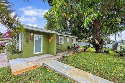 1901 NW 153rd St, Miami Gardens: photo 1 of 26