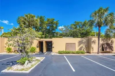 6705 Kingsmoor Way, Miami Lakes: photo 1 of 16
