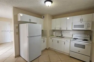 1235 NW 6th St #3, Miami: photo 1 of 16
