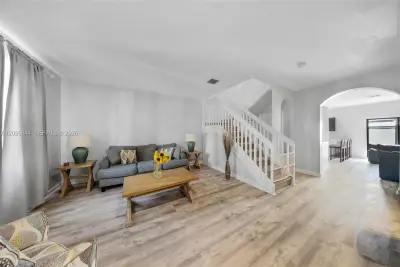 9381 W 33rd Ln, Hialeah: photo 1 of 35