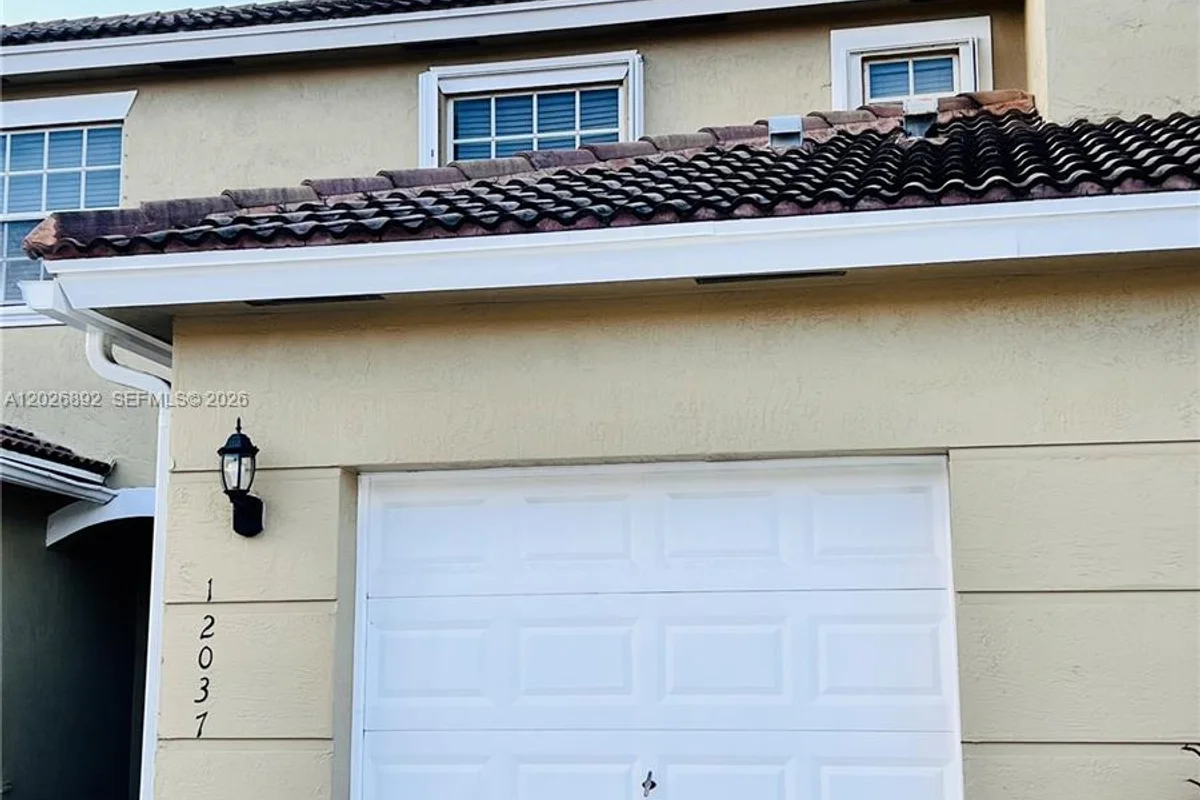 12037 SW 5th Ct, Pembroke Pines: photo 1 of 6