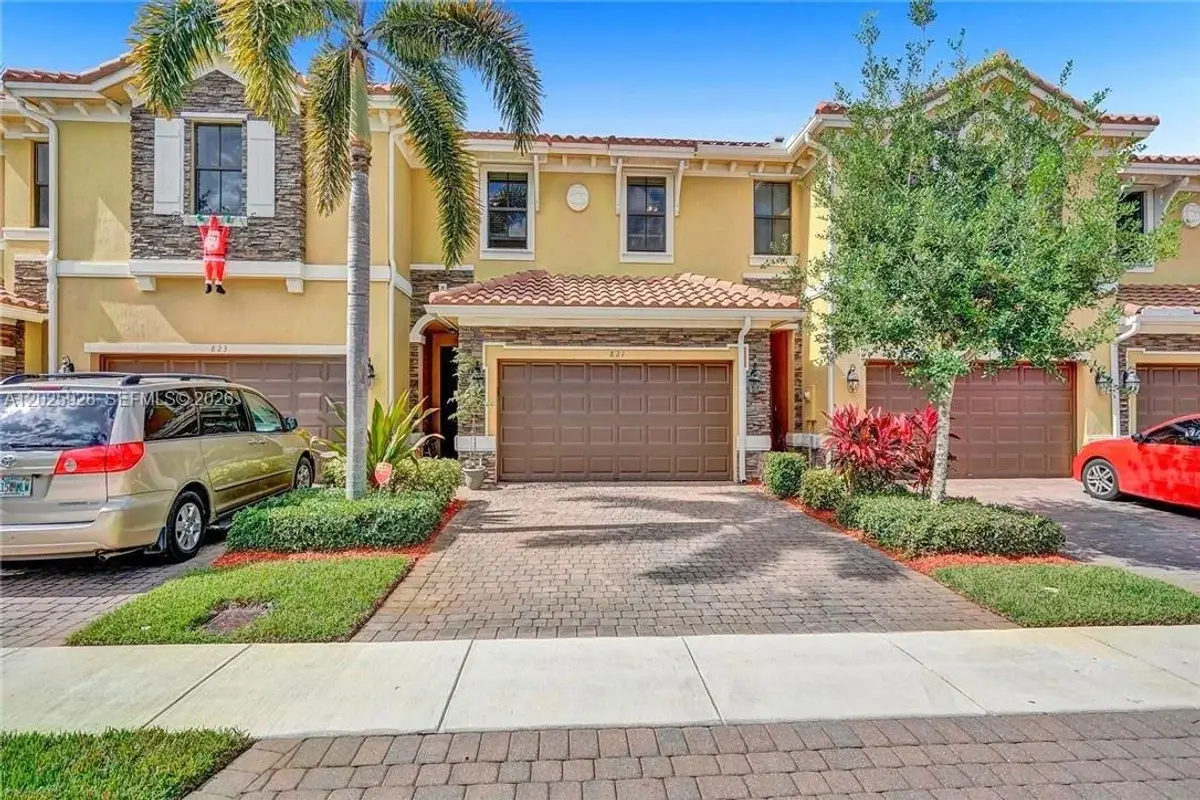 821 E Village Cir, Davie: photo 1 of 17