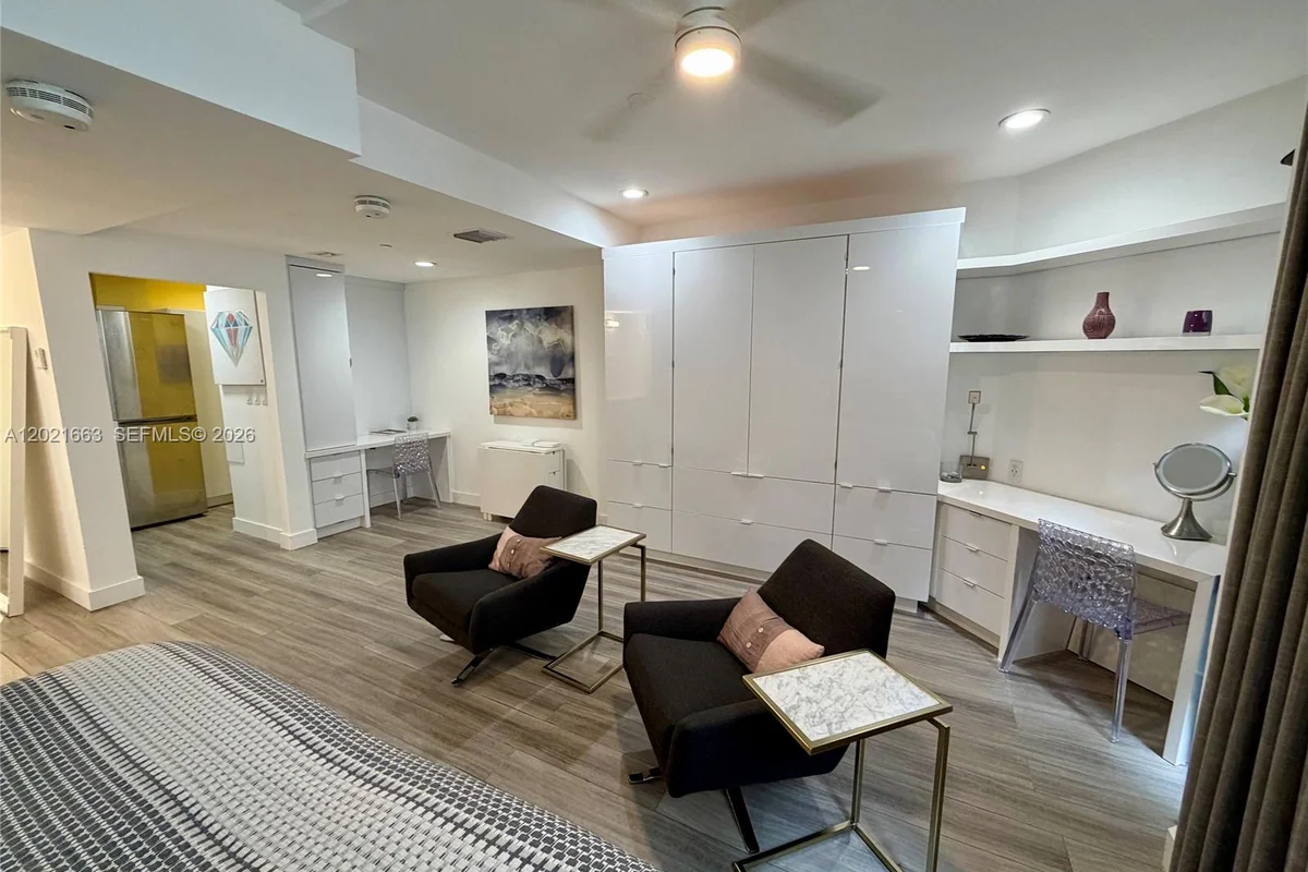 Condo in Aventura: photo 1 of 12