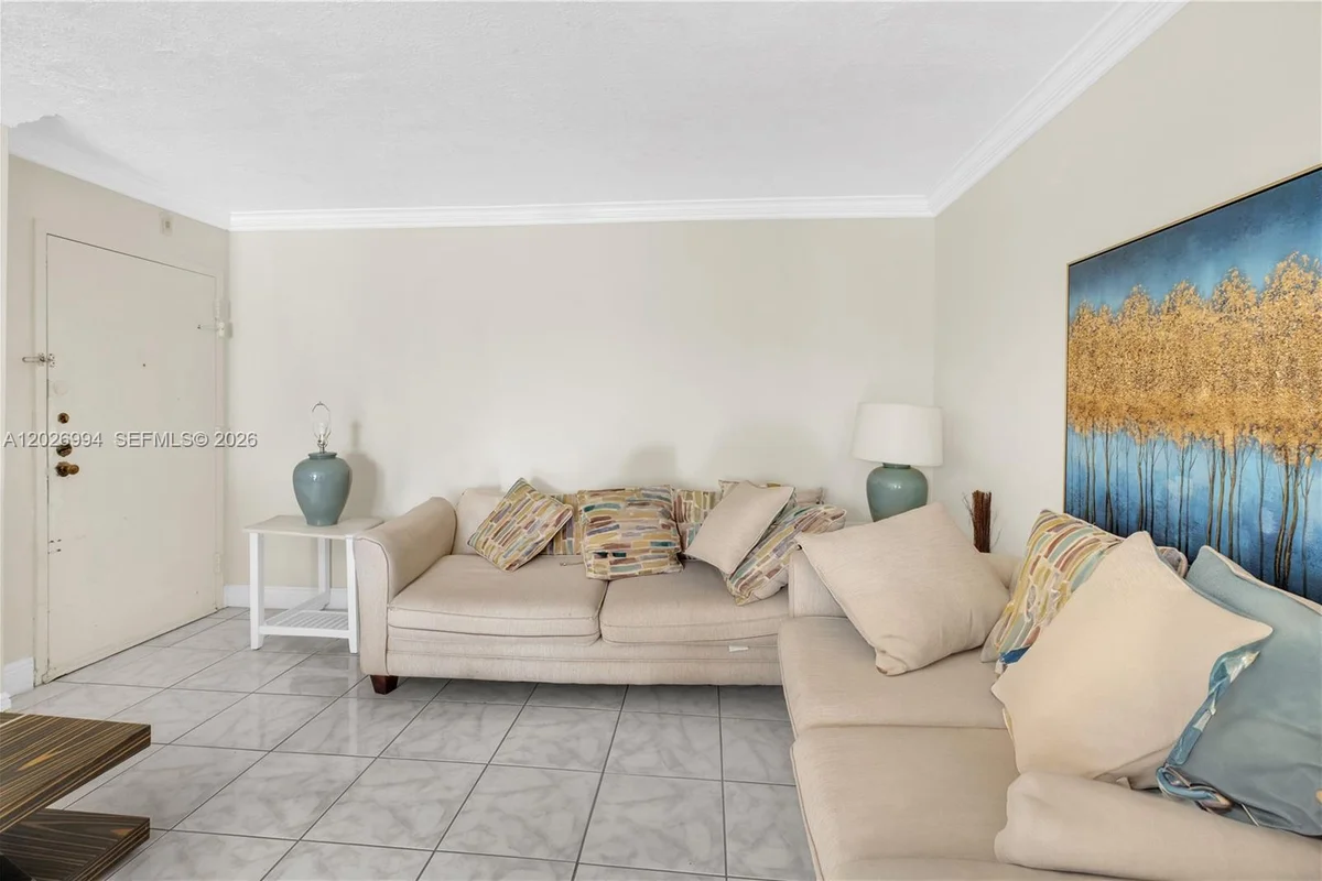 496 NW 165th St Rd #D-616, Miami: photo 1 of 13