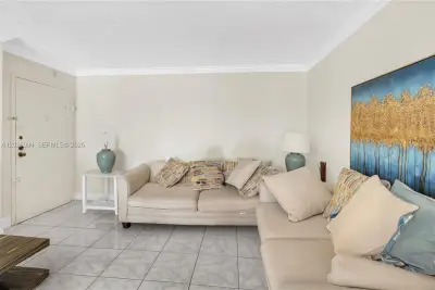 496 NW 165th St Rd #D-616, Miami: photo 1 of 13