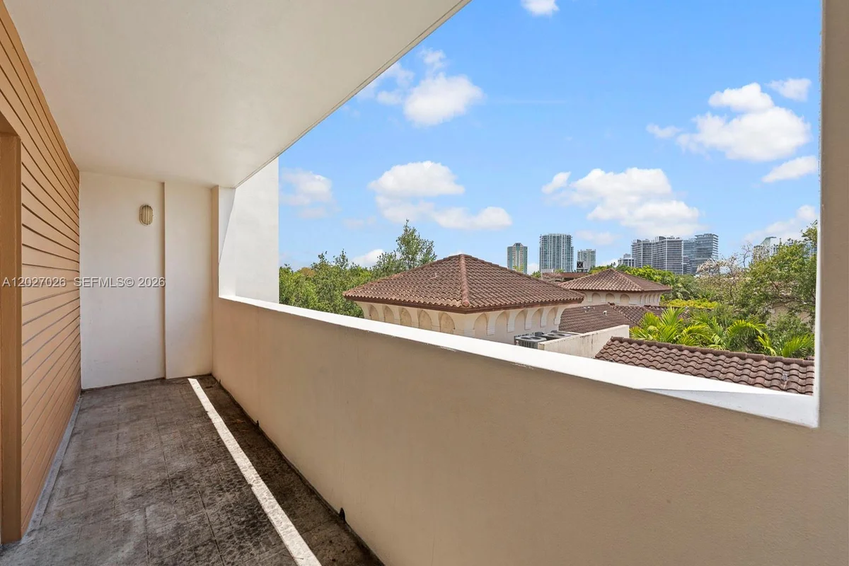 2740 SW 28th Ter #508, Miami: photo 1 of 16