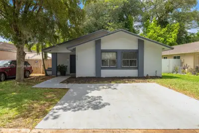 12026 SW 210th St, Miami: photo 1 of 20