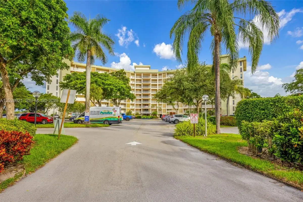 Condo in Pompano Beach: photo 1 of 27