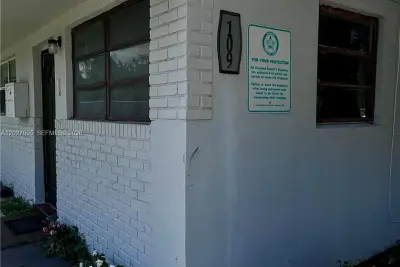 109 NW 14th Way #3, Dania Beach: photo 1 of 7