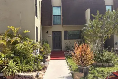 8982 Palm Tree Ln, Pembroke Pines: photo 1 of 22