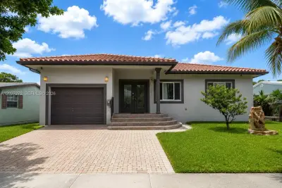 1101 NE 2nd St, Hallandale Beach: photo 1 of 15