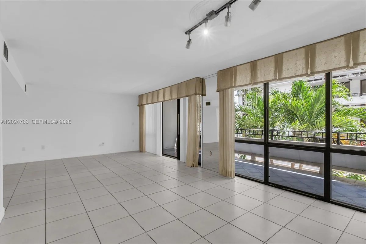 13951 Kendale Lakes Cir #208A, Miami: photo 1 of 45