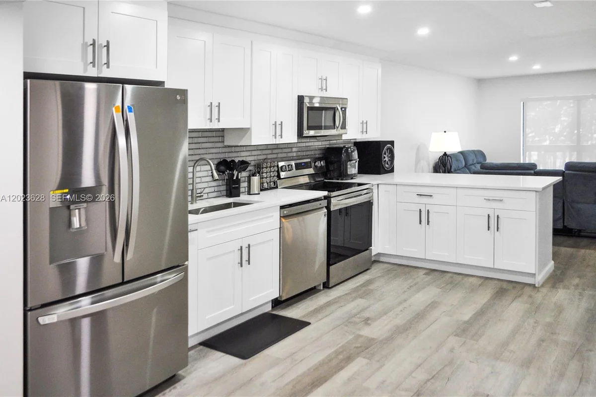 1021 Mockingbird Ln #202, Plantation: photo 1 of 12