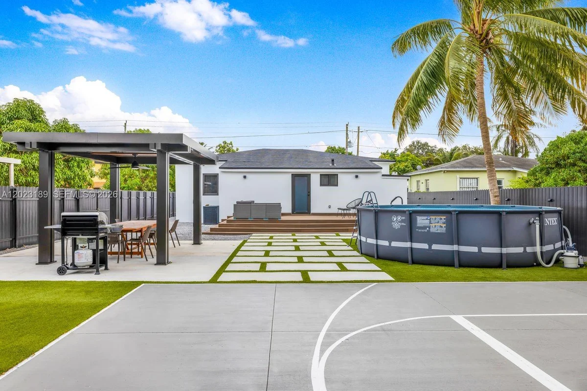 121 NW 53rd St, Miami: photo 1 of 36
